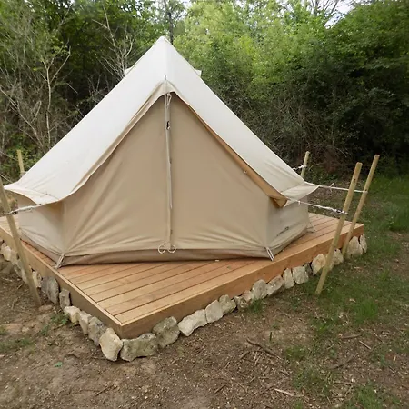 Tente Familiale Au Bord De L'eau 8 *