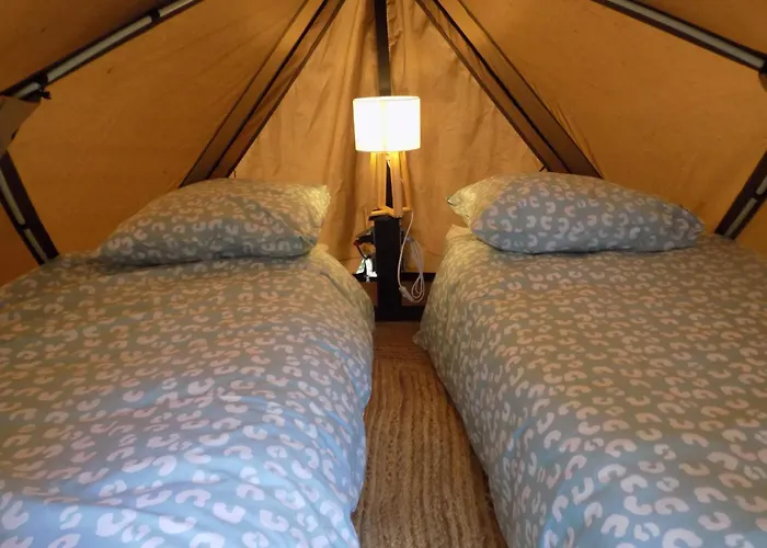 Tente Familiale Au Bord De L'eau 8 *