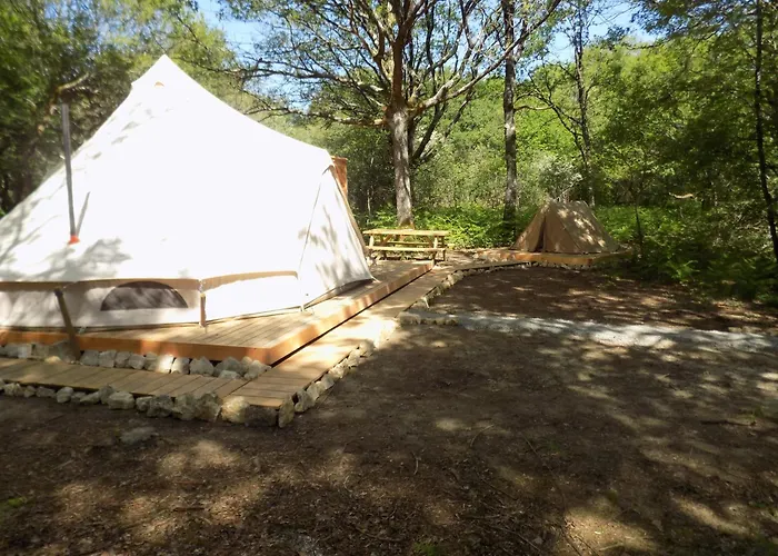 Tente Familiale Au Bord De L'eau 8 *