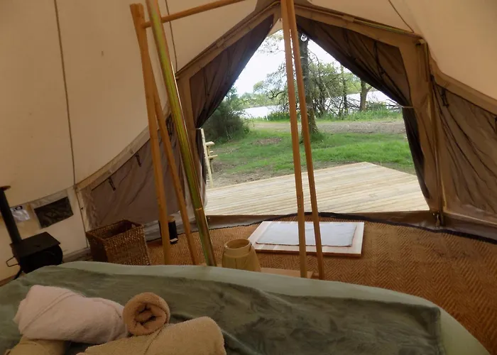 Campismo de Luxo Tente Familiale Au Bord De L'eau 8 Le Vigeant